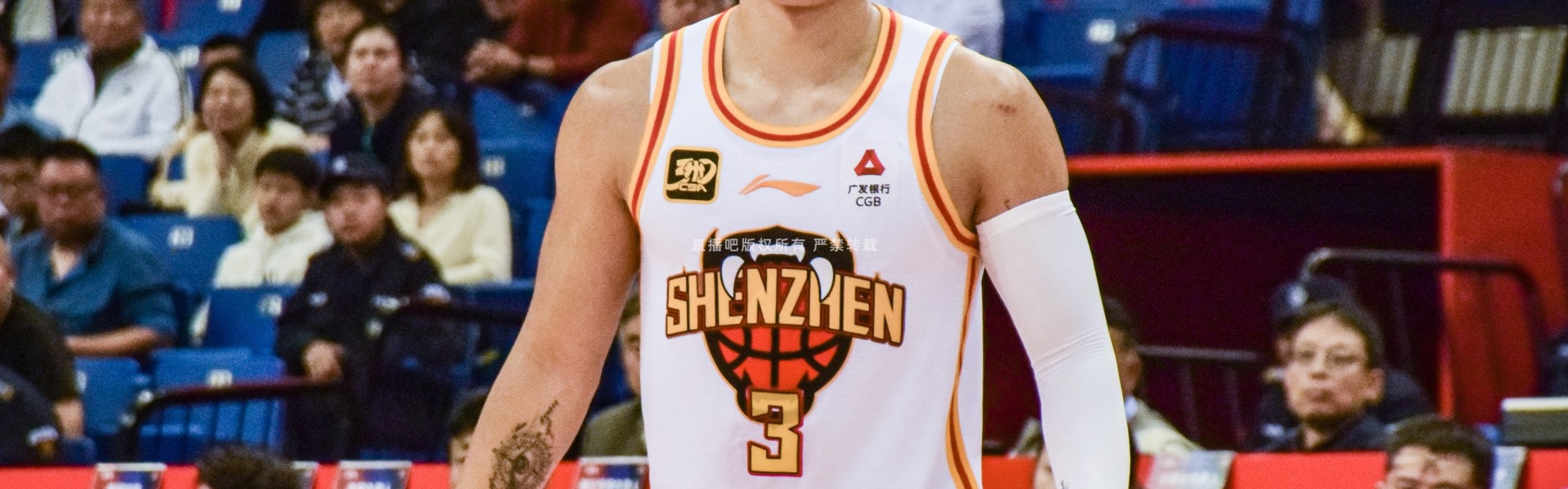 九游手机版-双枪！贺希宁半场13中6砍14分 史密斯半场9中5砍18分&amp;第二节15分