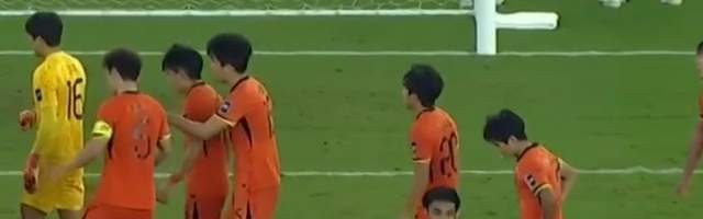 九游APP-细节做到了极致！日本队主罚点球前：疑似偷看李昊点球笔记